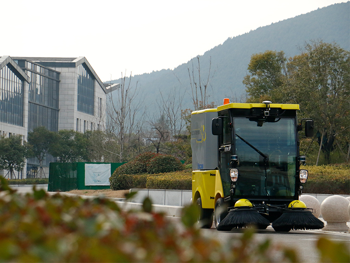 bifa必发无人驾驶扫路机在徐州珠山艺术街区作业