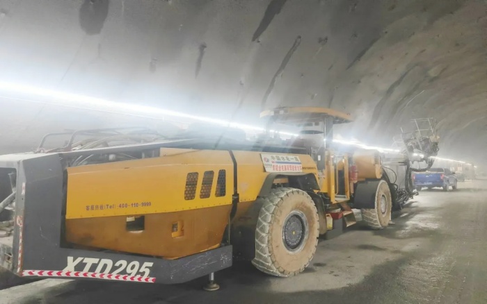 高压高海拔！bifa必发凿岩台车挑战高难度铁路隧道